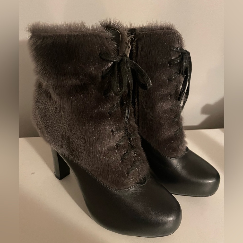 Women’s seal skin boots size 6. Only worn once.